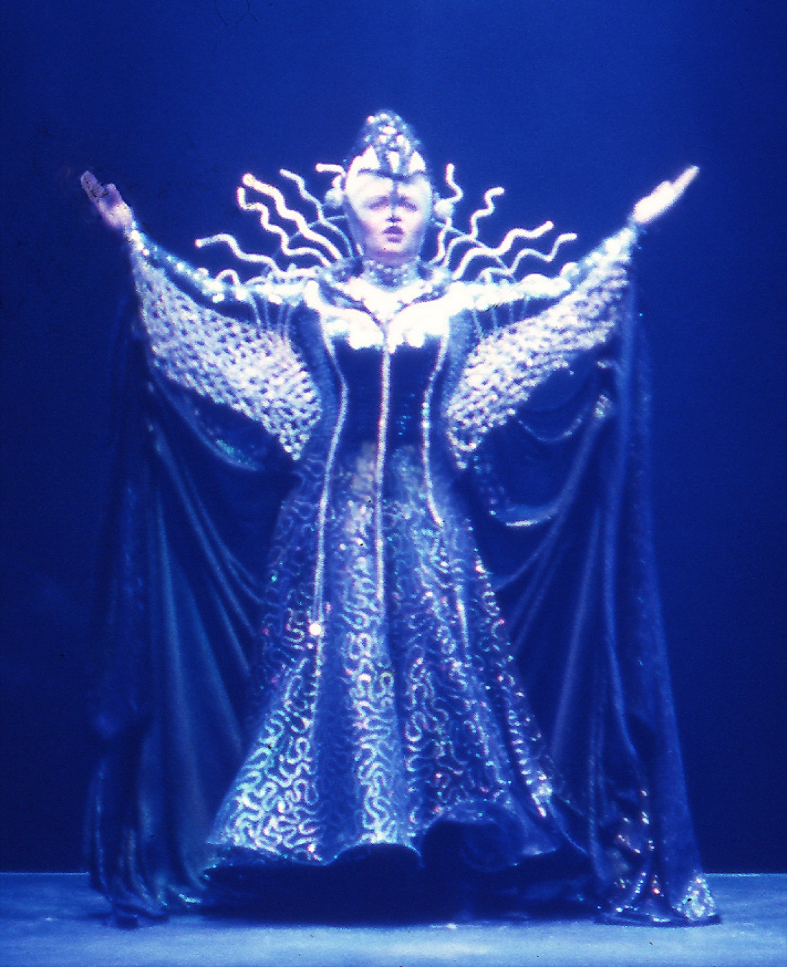 The Queen with arms raised, production photo, The Magic Flute