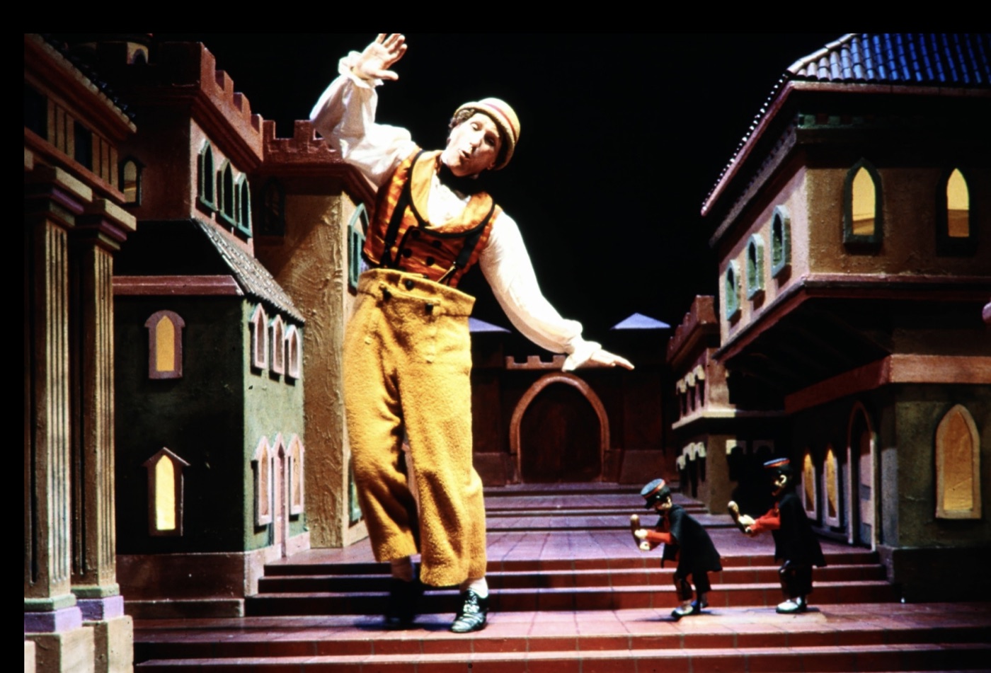 Sylvestre chased by police puppets, Scapin